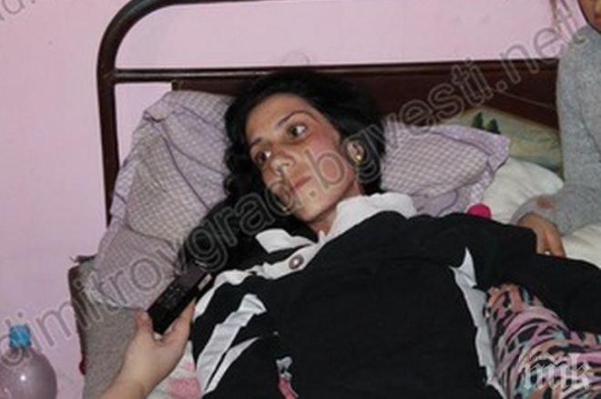 Майка на 5 деца гасне в адски мъки без пари за морфин, родила първото бебе на 15 години