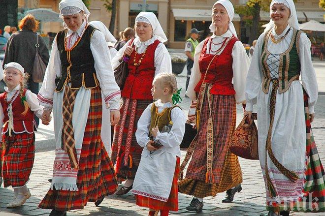 Празнично шествие в село Змейово по случай Трифон Зарезан