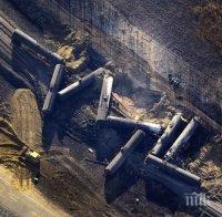 Влак с петрол дерайлира в САЩ! Цистерна падна в река, пожар погълна къща