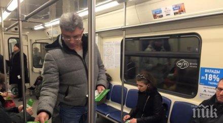 пик опозиционен лидер бивш вицепремиер русия раздава листовки метрото военният бюджет страната бил трилиона рубли видео