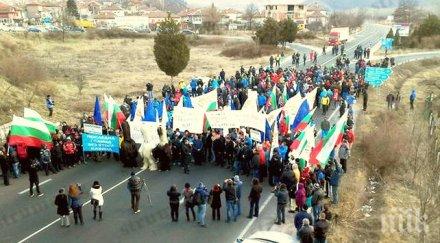 300 души блокираха искане втора кабинка банско