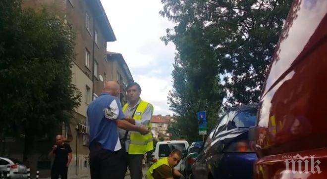 ИЗВЪНРЕДНО в ПИК ТВ! Зрелище в центъра на София! Освирепял мъж се нахвърли с псувни на общински служители, които закопчаха колата му (видео)