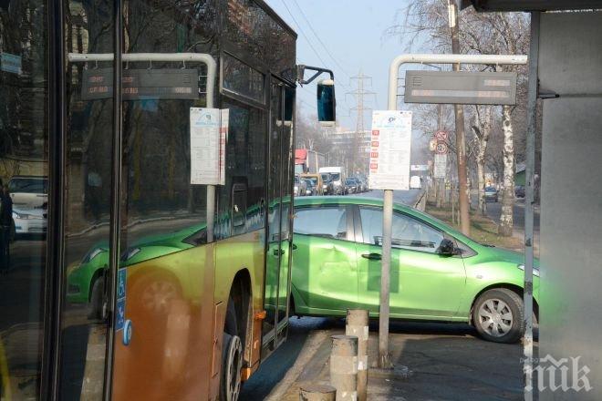 Две катастрофи с автобуси на столичния градски транспорт (снимки)