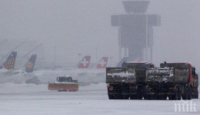 Лошото време и силните снеговалежи затвориха летищата в САЩ