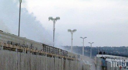 морските вълни замръзват крайбрежните камъни