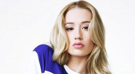 иги азалия отдръпна всички възможни социални мрежи