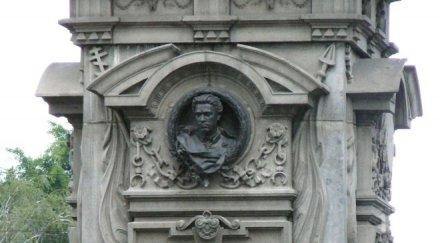 седмокласничка видин рецитира свое стихотворение паметника апостола столицата