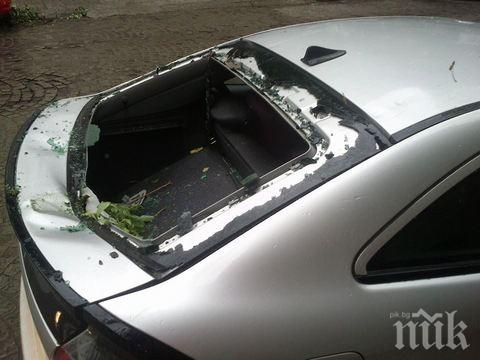 Екшън! Кола изхвърча и падна в канала в столичния квартал Сухата река (обновена)