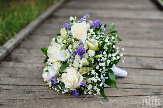 Американка е уловила 46 сватбени букета 