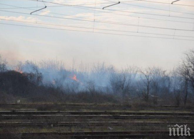 Огнена стихия бушува край Стара гара във Варна (снимки)