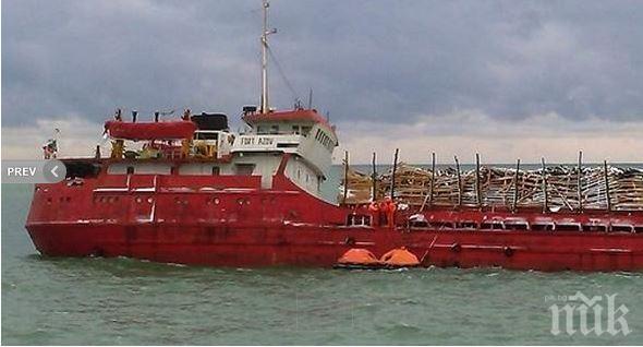 Кораб с дървен материал от Варна бедства край Турция (снимки и видео)