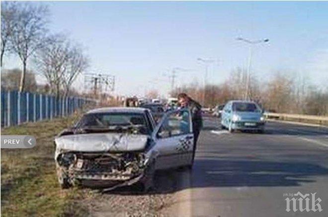 Верижна катастрофа затапи ключов булевард в Бургас (снимки)