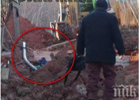 Затрупаният работник в Бургас вече час е в изкопа, никой не вади тялото му (снимки)