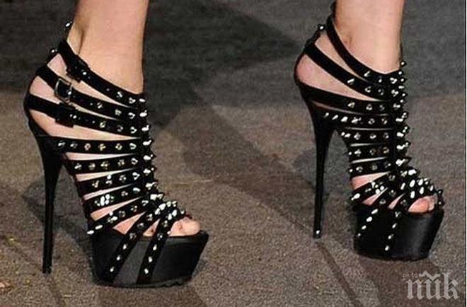 Жените, носещи високи обувки, по-често стигат до оргазъм