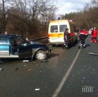 Автомобил нацели ТИР край Мездра, има пострадали