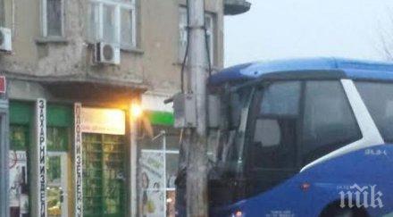 първо пик автобус вряза челно електрически стълб столично кръстовище снимки