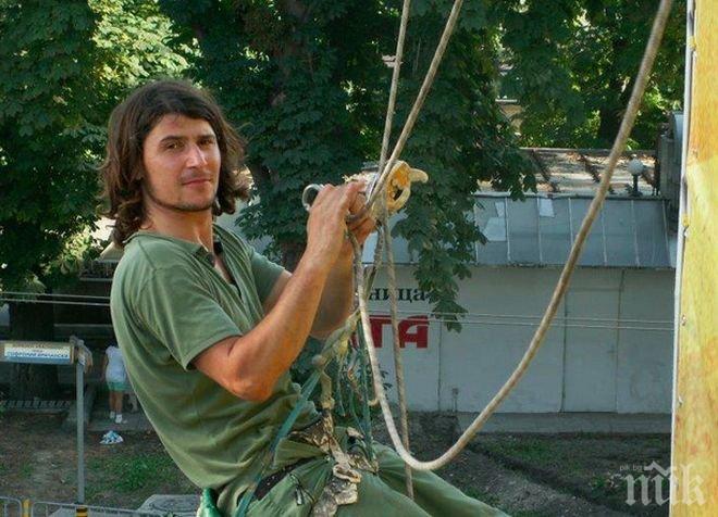 Малцина варненци запалиха свещ в памет на Пламен Горанов