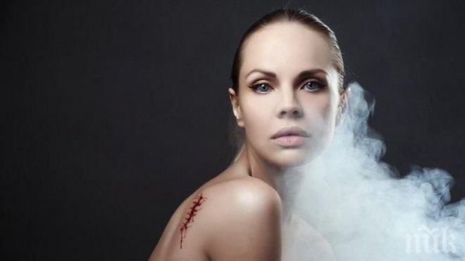 Латвийка гадае бъдещето, прави магии и се снима гола (снимки)