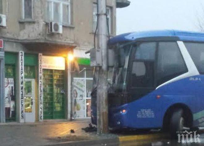 Първо в ПИК! Автобус се вряза челно в електрически стълб на столично кръстовище (снимки)