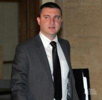Горанов пристигна в парламента на поредни разговори с Патриотичния фронт за дълга