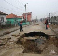 Кошмар! Уличен кратер погълна кола, шофьорът като по чудо оцеля