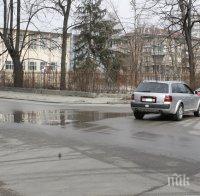 Вода бликна насред оживено кръстовище в Габрово (снимки)