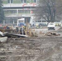 Уникални съоръжения правят на площада в Перник