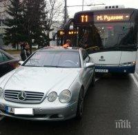 Тролей блъсна Мерцедес в Бургас, ватманът обяви шофьора за мутра (снимки)