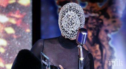 галена покри лицето сребриста шапка снимка