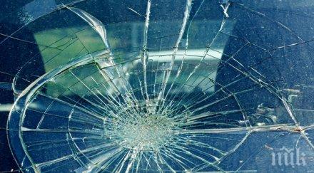 камъче счупило стъклото автобуса бургас