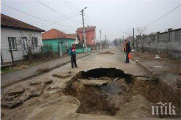 кошмар уличен кратер погълна кола шофьорът чудо оцеля