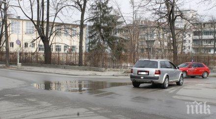 вода бликна насред оживено кръстовище габрово снимки