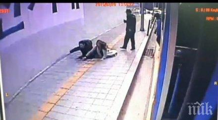 дупка погълна двама пешеходци