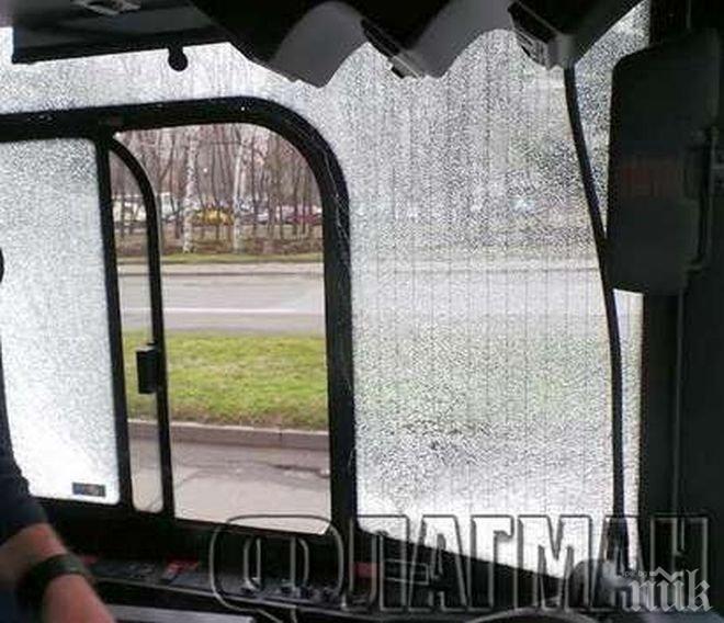 Психопат стреля по претъпкан автобус в Бургас!
