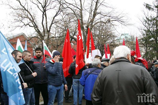 Протестът на БСП  срещу гласуването на дълга се провали