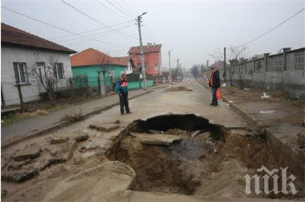 Кошмар! Уличен кратер погълна кола, шофьорът като по чудо оцеля