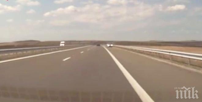 Автомобил аварира напречно на магистрала Тракия, затвори изпреварващите ленти в двете посоки