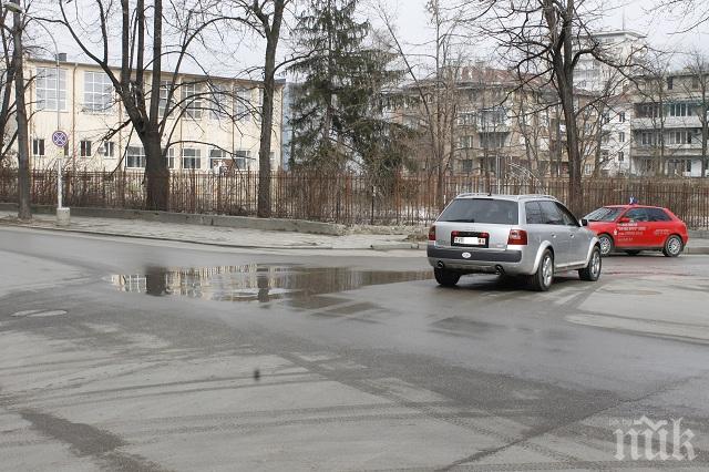 Вода бликна насред оживено кръстовище в Габрово (снимки)
