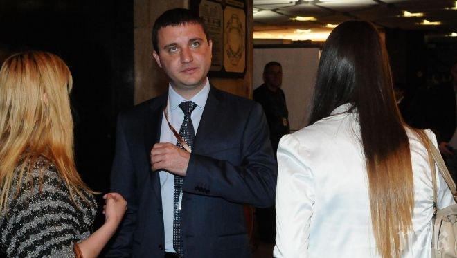 Подкрепата за новия заем виси на косъм