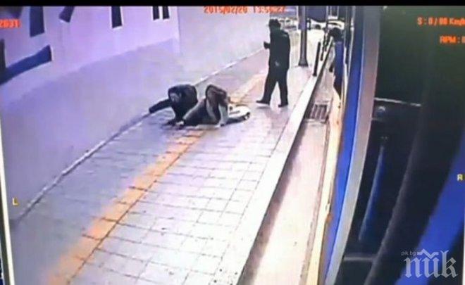 Дупка погълна двама пешеходци