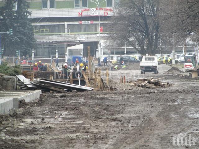 Уникални съоръжения правят на площада в Перник