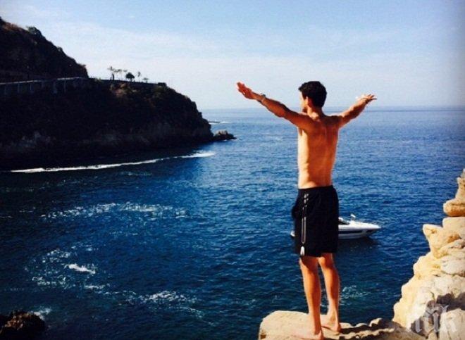 Григор Димитров на ръба: Скача от 35-метрова скала (видео)