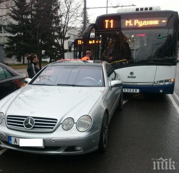 Тролей блъсна Мерцедес в Бургас, ватманът обяви шофьора за мутра (снимки)