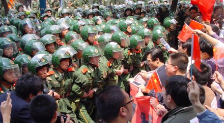 китай арестува четирима пускали слуховете края света