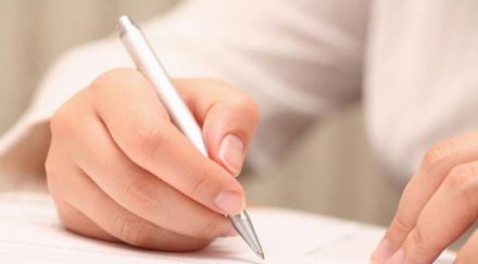 жена пише едновременно ръце два различни езика