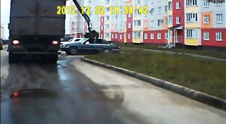 руски паяк виж вдига кола русия видео