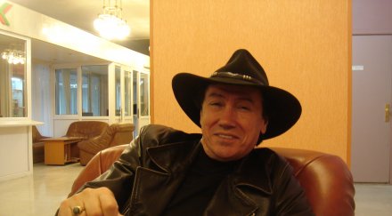 бисер киров държи стоичков стената