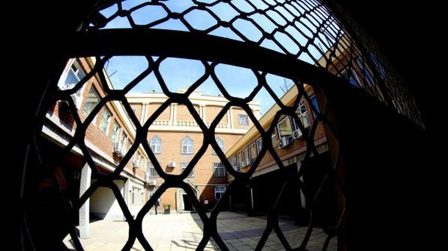 Лавкаджийка зареждала пандизчии със забранени вещи 