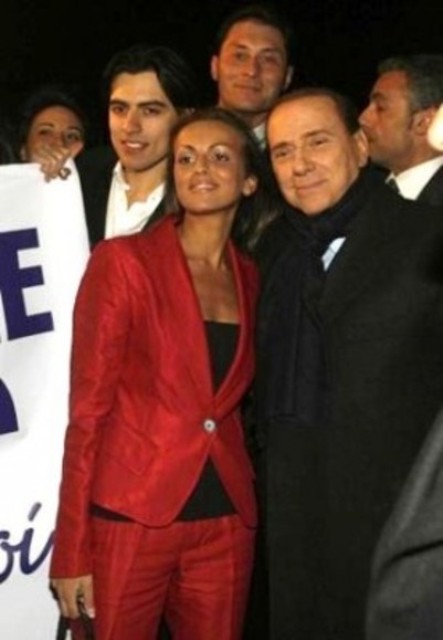 Берлускони се сгоди за 28-годишната Франческа