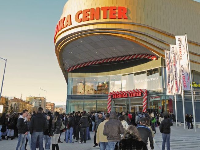 Мол увеличава охраната и камерите заради бомбите